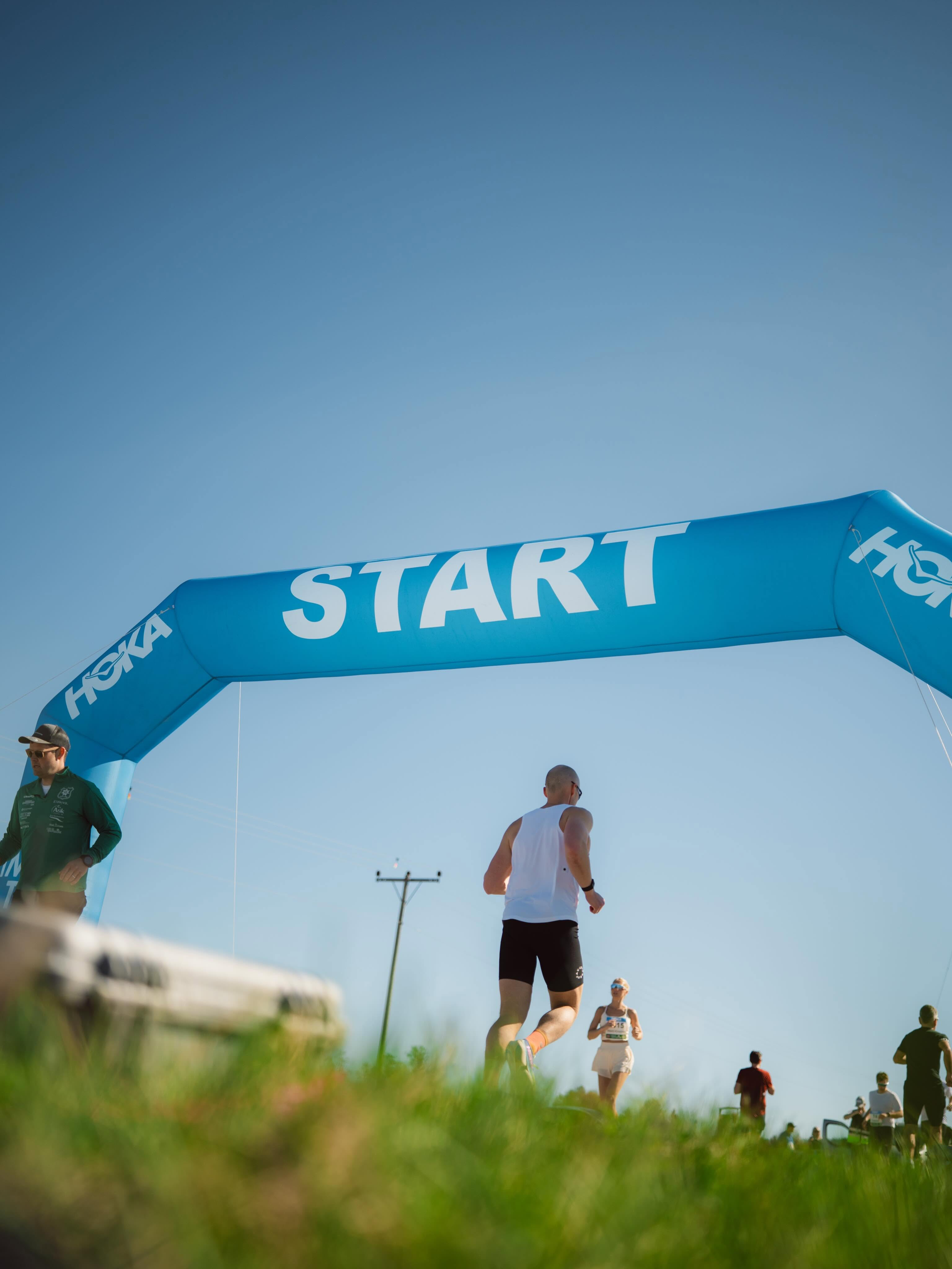 Løpere passerer startbuen i Gruehalvmaraton